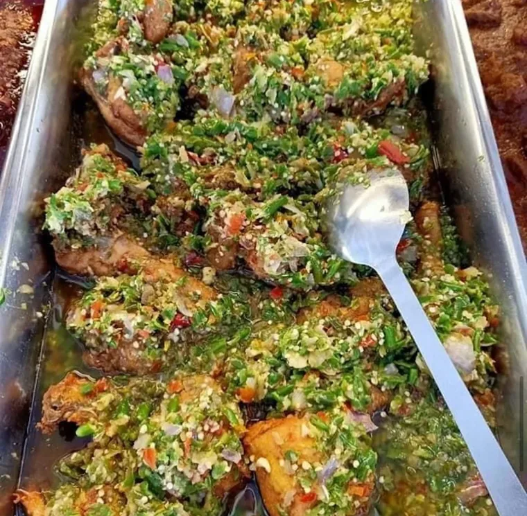 Ayam berlada hijau dalam dulang katering