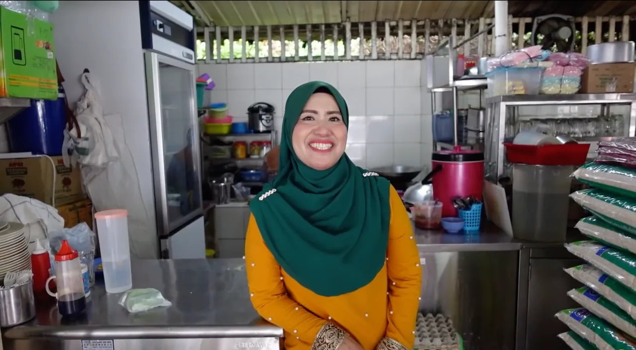 Makcik Norisah di dapur dalam video ayam penyet bersama Cooking Ah Pa Makcik Norisah di dapur dalam video ayam penyet bersama Cooking Ah Pa