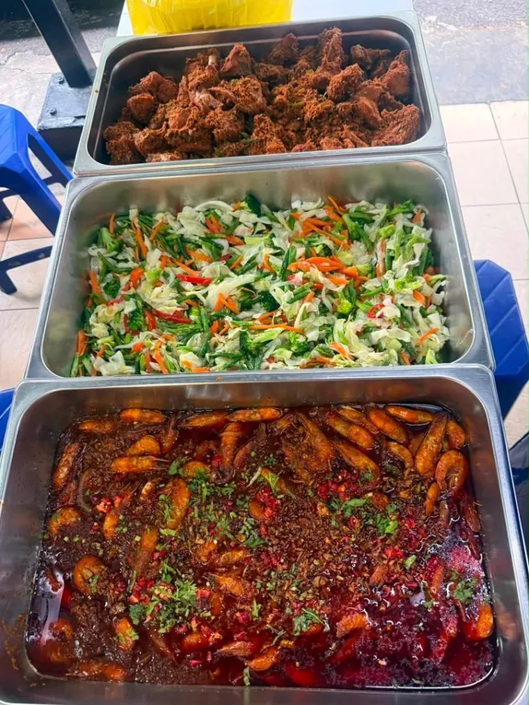 Dulang lauk ayam dan sayur untuk tempahan bufet Norisah Selera Desa