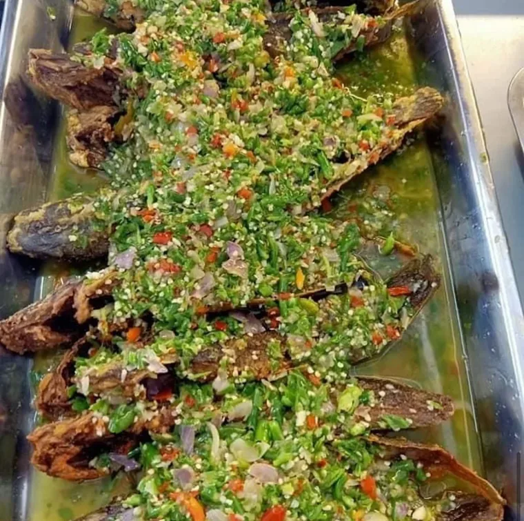 Ikan berlada hijau dalam dulang katering