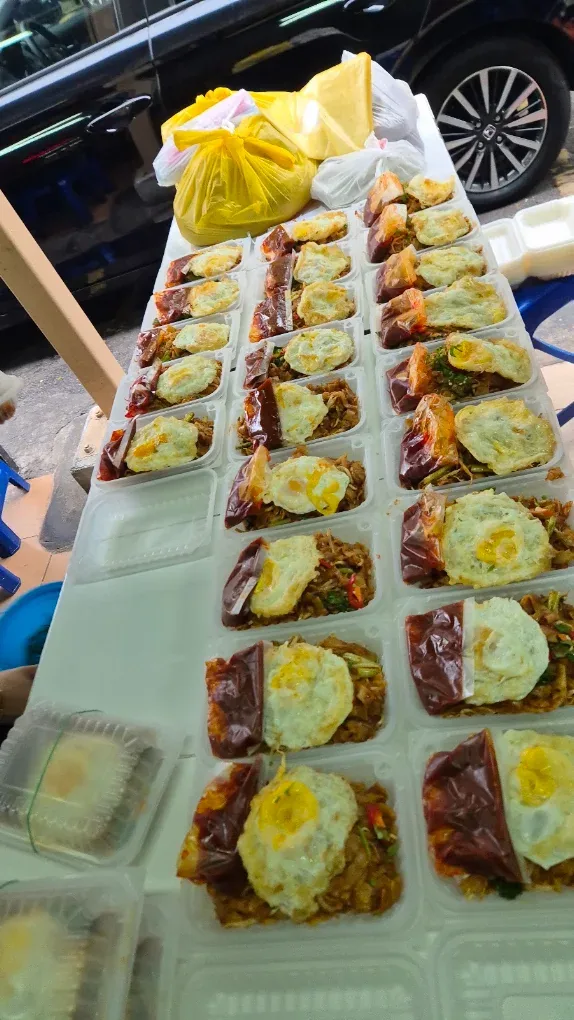Tempahan mi bersama telur goreng dalam pek individu