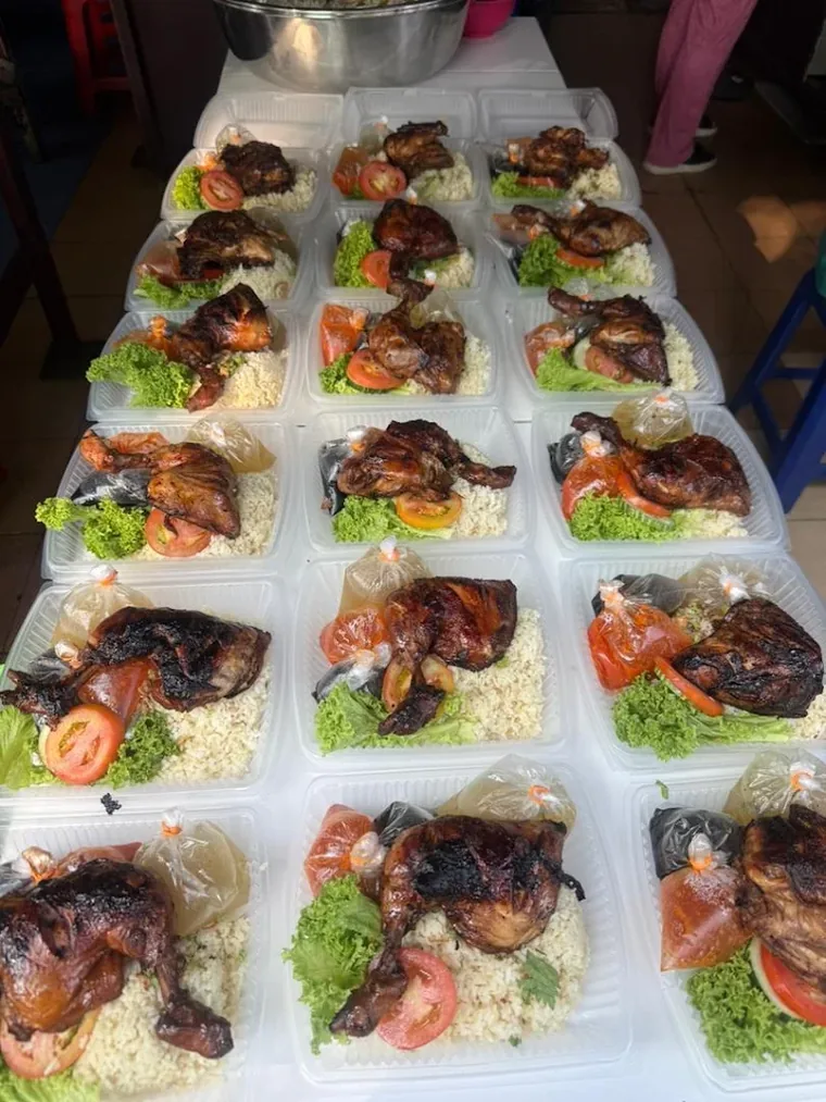 Nasi dan ayam bersama sayur dalam pek individu