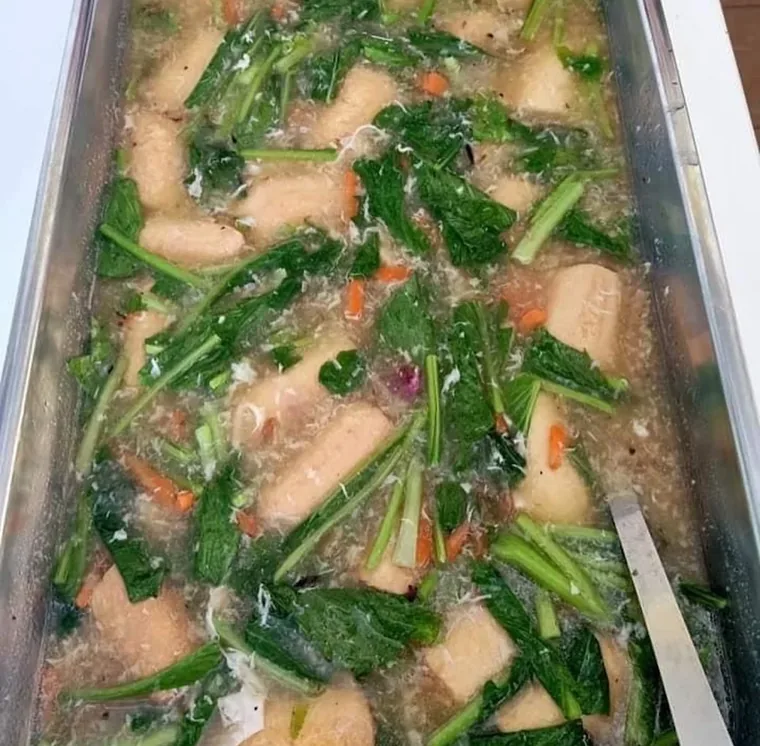 Hidangan sayur berkuah dalam dulang