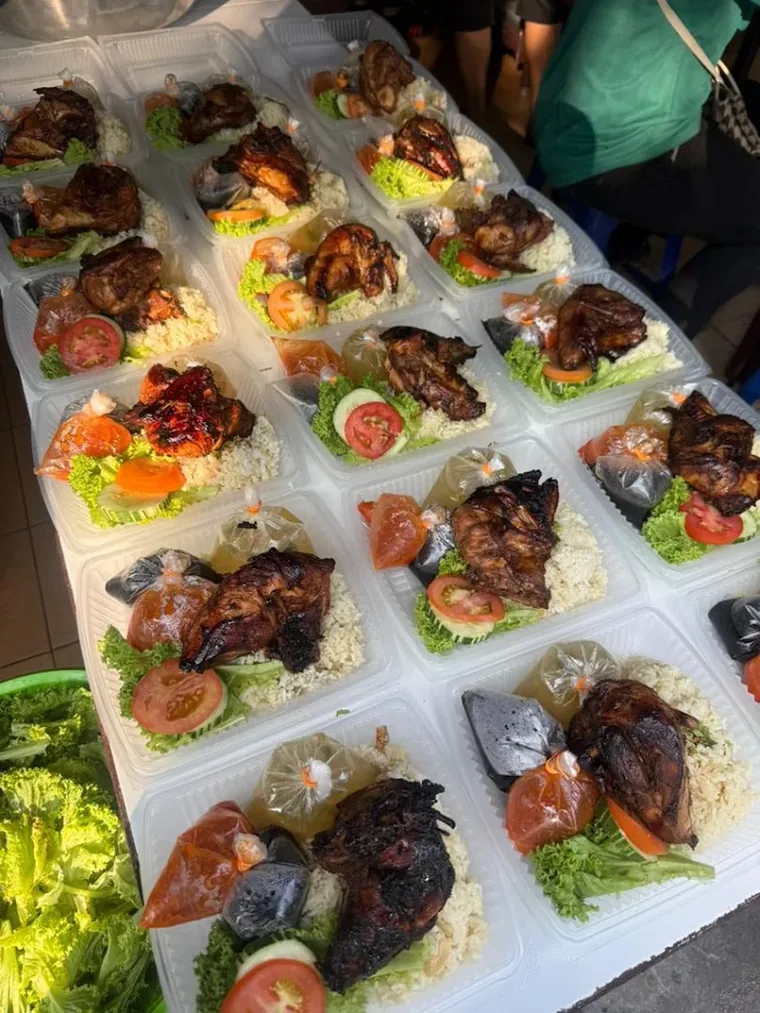 Pek nasi ayam Norisah Selera Desa yang siap untuk tempahan