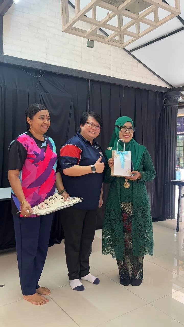 Puan Norisah menerima tanda penghargaan selepas perkongsian di SMK Desa Perdana pada Mei 2024 Puan Norisah menerima tanda penghargaan selepas perkongsian di SMK Desa Perdana pada Mei 2024