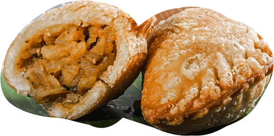 Dua karipap, satu dibelah untuk menunjukkan inti Dua karipap, satu dibelah untuk menunjukkan inti
