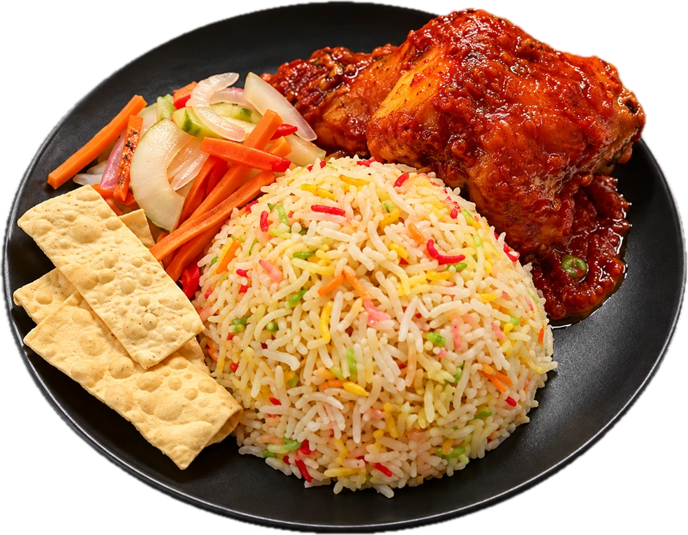 Nasi minyak bersama ayam masak merah, acar dan papadom di atas pinggan hitam Nasi minyak bersama ayam masak merah, acar dan papadom di atas pinggan hitam