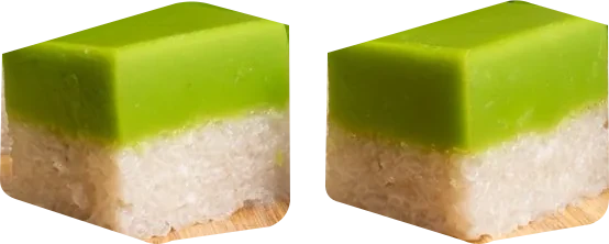 Dua potong seri muka pandan dan pulut Dua potong seri muka pandan dan pulut